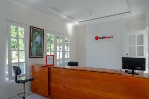 Hotel Reddoorz Plus Near Ums Solo
