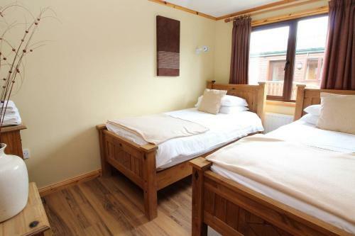 Luxury 4 Bed Bay View Cabin - Sleeps 9 People