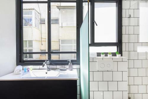 Apartamento Industrial Chic 2br In Dizengoff 35 By Holyguest