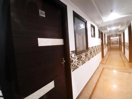 Hotel R. G Palace (Ram Ganga Palace)