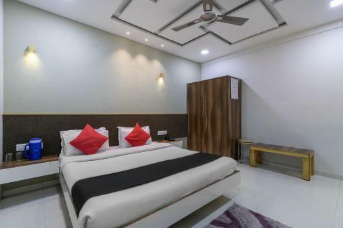 Capital O 10749 Hotel Neelkanth Bliss