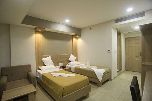 Hotel Pride Biznotel - The Maison Anand
