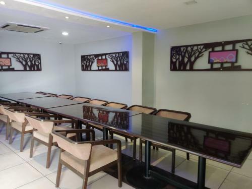 Hotel Pride Biznotel - The Maison Anand