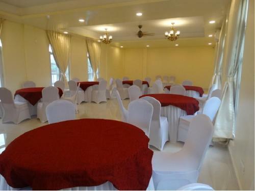 Hotel Grand Vatika Resort