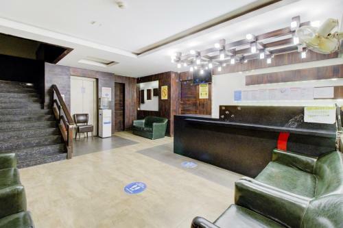 Hotel Oyo 76788 C Square Space