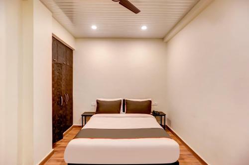 Hotel Collection O 45853 Sr Inn Awas Vikas