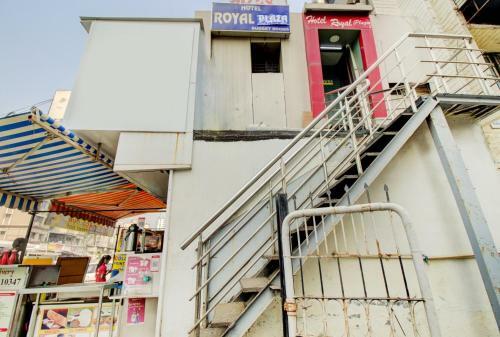 Oyo 77255 Hotel Royal Plaza