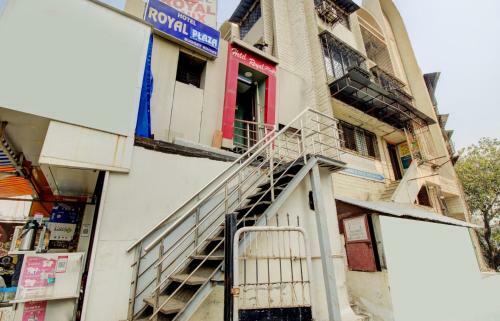 Oyo 77255 Hotel Royal Plaza