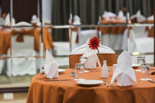 Hotel The Fern Residency Galaxy Mall