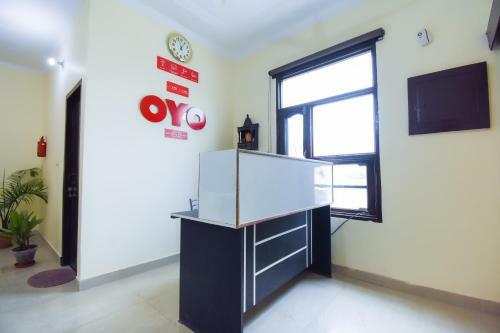 Oyo 49051 Hotel Crown Plaza