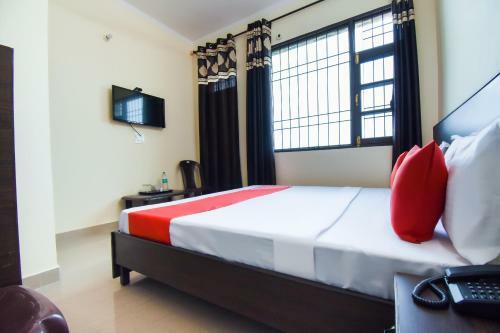 Oyo 49051 Hotel Crown Plaza