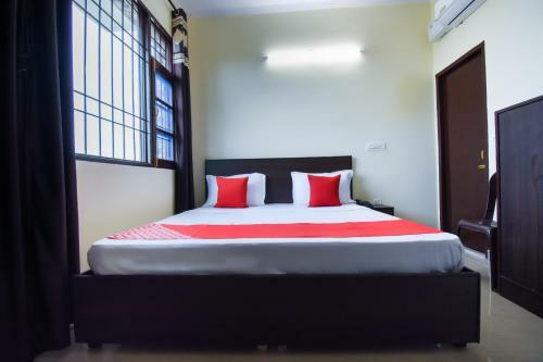 Oyo 49051 Hotel Crown Plaza