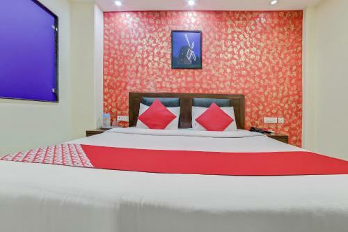 Hotel Oyo 24437 Oxford Palace