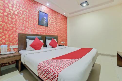 Hotel Oyo 24437 Oxford Palace