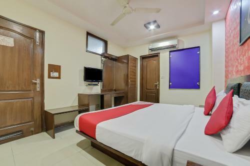 Hotel Oyo 24437 Oxford Palace