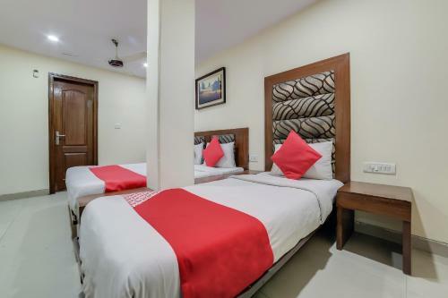 Hotel Oyo 24437 Oxford Palace