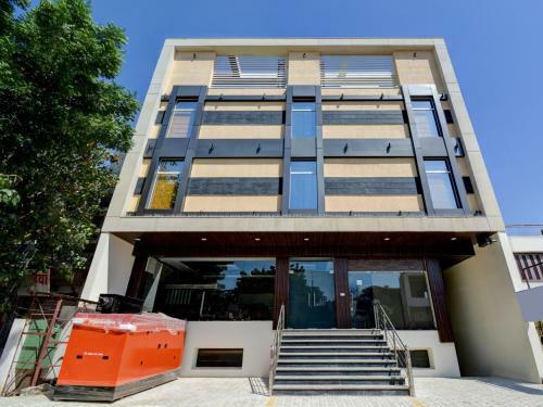 Oyo Flagship 76609 Shiv Hotel Sector 33 Begampur