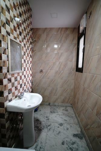 Hotel New Rajdhani Inn - Couple Friendly Stays