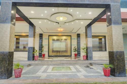 Oyo 77889 Hotel Viva City