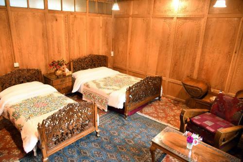 Yadgaar Houseboats
