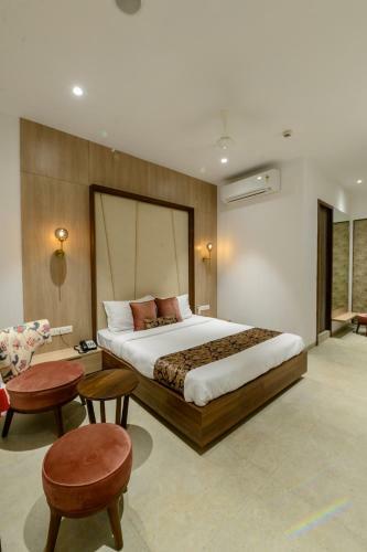 Hotel The Regal Banquets & Rooms