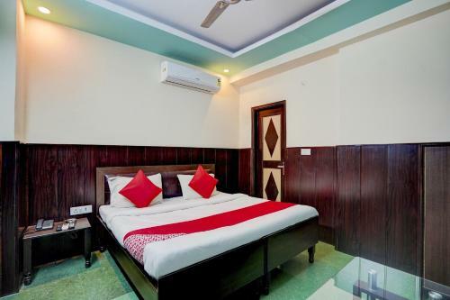 Hotel Oyo 77406 Golden Divine Inn