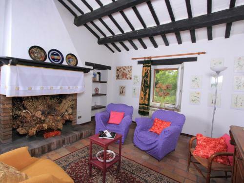 Peaceful Holiday Home In Acqualagna With Swimming Pool