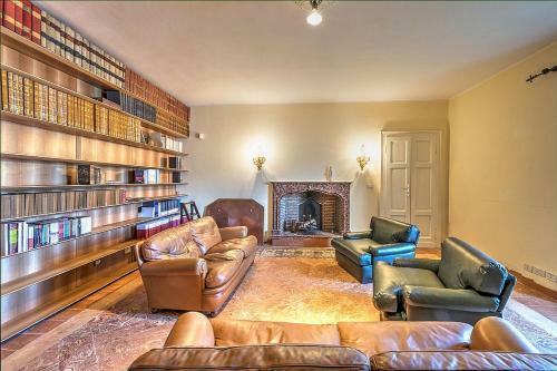 Annone Di Brianza Villa Sleeps 21 With Pool And Air Con