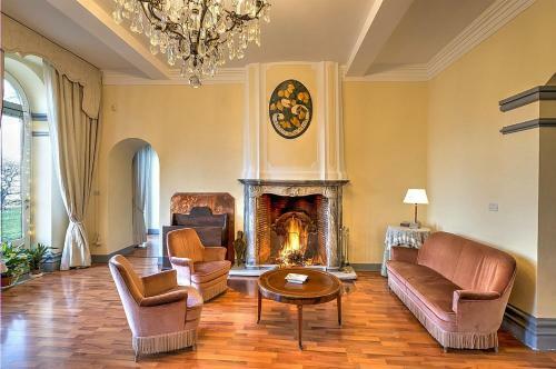 Annone Di Brianza Villa Sleeps 21 With Pool And Air Con