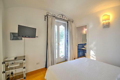Arienzo Villa Sleeps 12 With Pool And Air Con