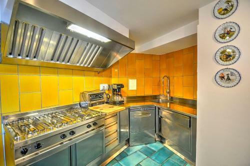 Arienzo Villa Sleeps 12 With Pool And Air Con