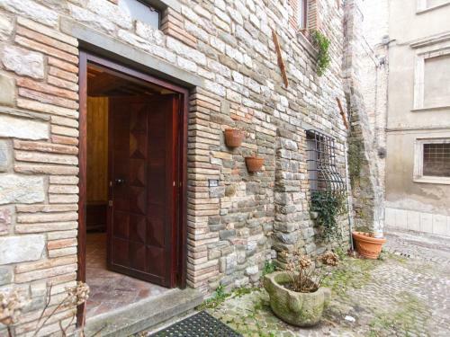 Rustic Holiday Home In Cantiano Near Centre