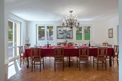 Calozzo Villa Sleeps 12 With Pool And Air Con