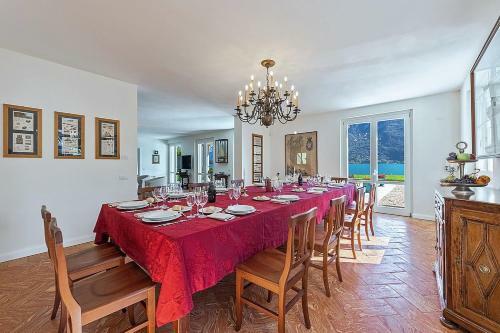 Calozzo Villa Sleeps 12 With Pool And Air Con