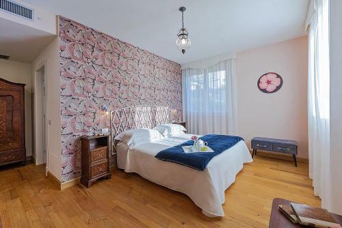 Calozzo Villa Sleeps 12 With Pool And Air Con
