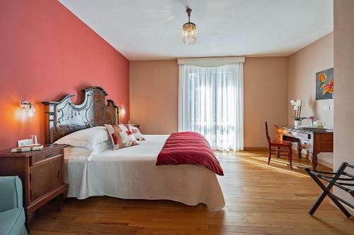 Calozzo Villa Sleeps 12 With Pool And Air Con