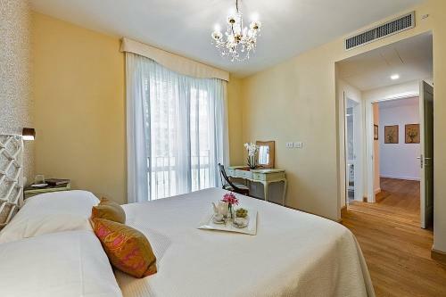 Calozzo Villa Sleeps 12 With Pool And Air Con