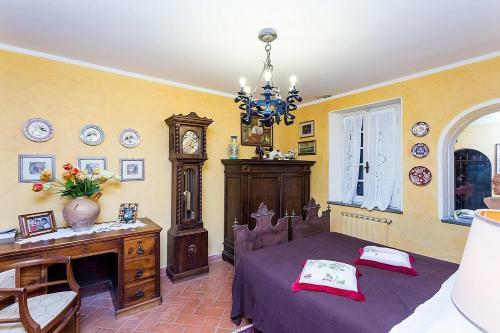 Castiglione Del Lago Villa Sleeps 12 Pool