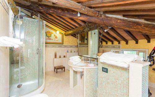 Castiglione Del Lago Villa Sleeps 12 Pool