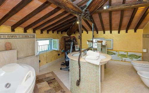Castiglione Del Lago Villa Sleeps 12 Pool