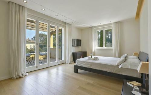 Civitanova Alta Villa Sleeps 20 With Pool And Air Con