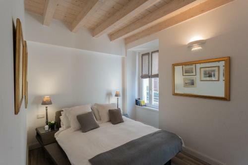 Apartamento White Suite With Private Terrace By Rentallcomo