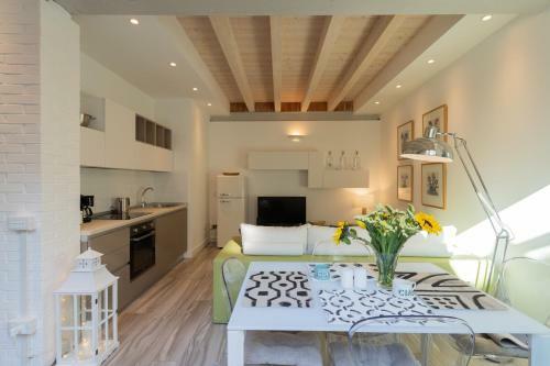 Apartamento White Suite With Private Terrace By Rentallcomo