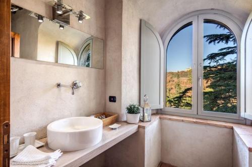 Frontignano Villa Sleeps 12 With Pool Air Con And Wifi