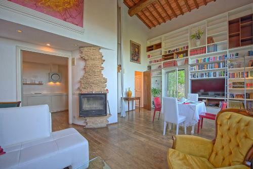 Le Catese Villa Sleeps 6 With Pool Air Con And Wifi