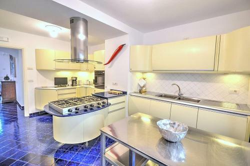 Marina Del Cantone Villa Sleeps 14 Pool Air Con