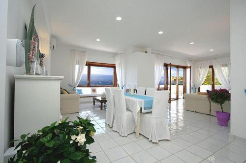 Sirenuse Villa Sleeps 8 Pool Air Con Wifi