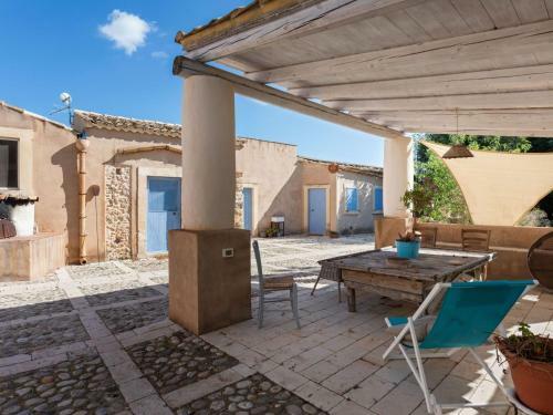 Rustic Farmhouse In Noto With Swimming Pool