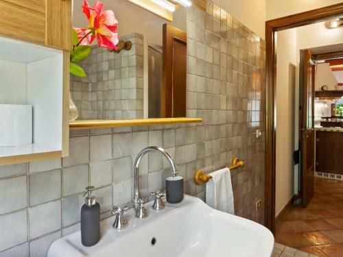 Traditional Villa In Varano With Private Garden