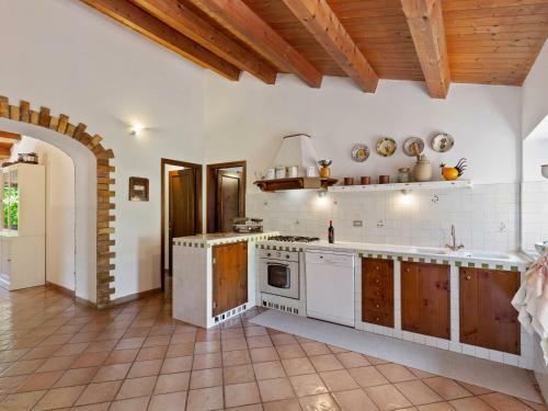 Traditional Villa In Varano With Private Garden